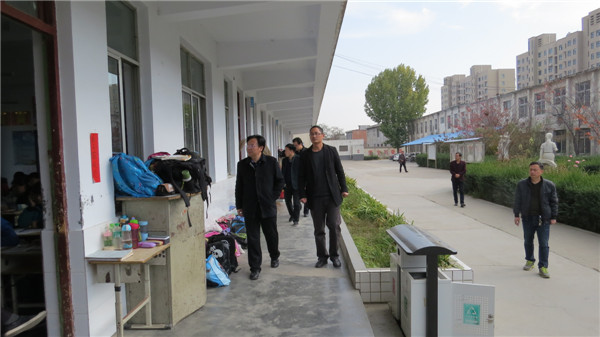 宗向阳一行对考场进行巡视.jpg
